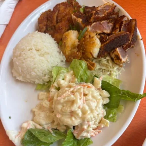 Hana Hou Restaurant's plate lunch with fried chicken, seared tuna, rice, macaroni salad, and lettuce.